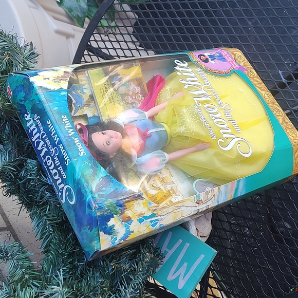 1992 Disneys Snow White Barbie - Picture 5 of 8